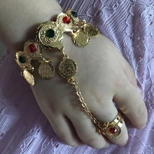 Bracelet et bague reliés par une chaîne pour petite fille