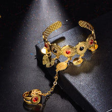 Bracelet et bague reliés par une chaîne pour petite fille