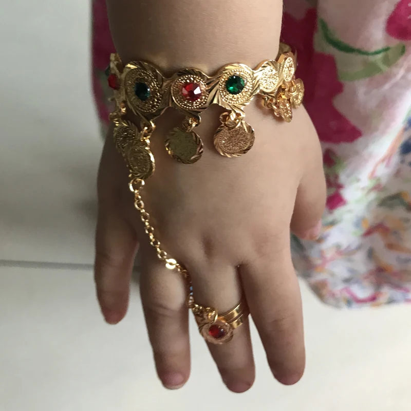 Bracelet et bague reliés par une chaîne pour petite fille