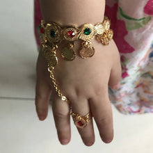 Bracelet et bague reliés par une chaîne pour petite fille