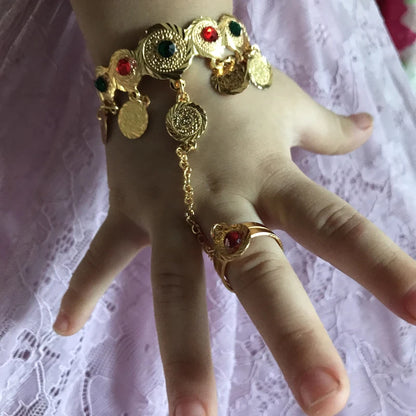 Bracelet et bague reliés par une chaîne pour petite fille