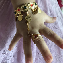 Bracelet et bague reliés par une chaîne pour petite fille