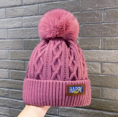 Bonnet en tricot avec un pompon en fourrure