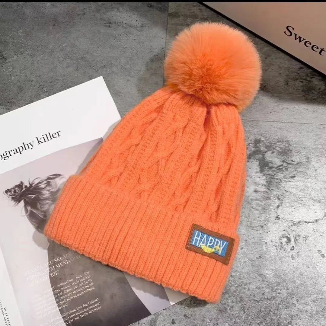 Bonnet en tricot avec un pompon en fourrure