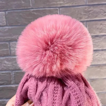 Bonnet en tricot avec un pompon en fourrure