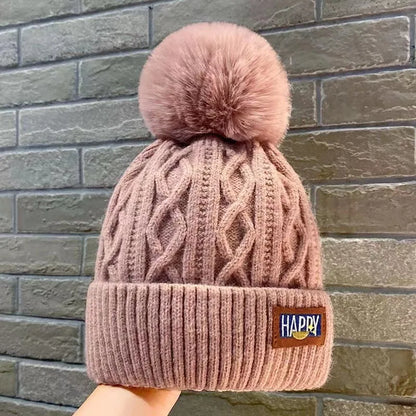 Bonnet en tricot avec un pompon en fourrure