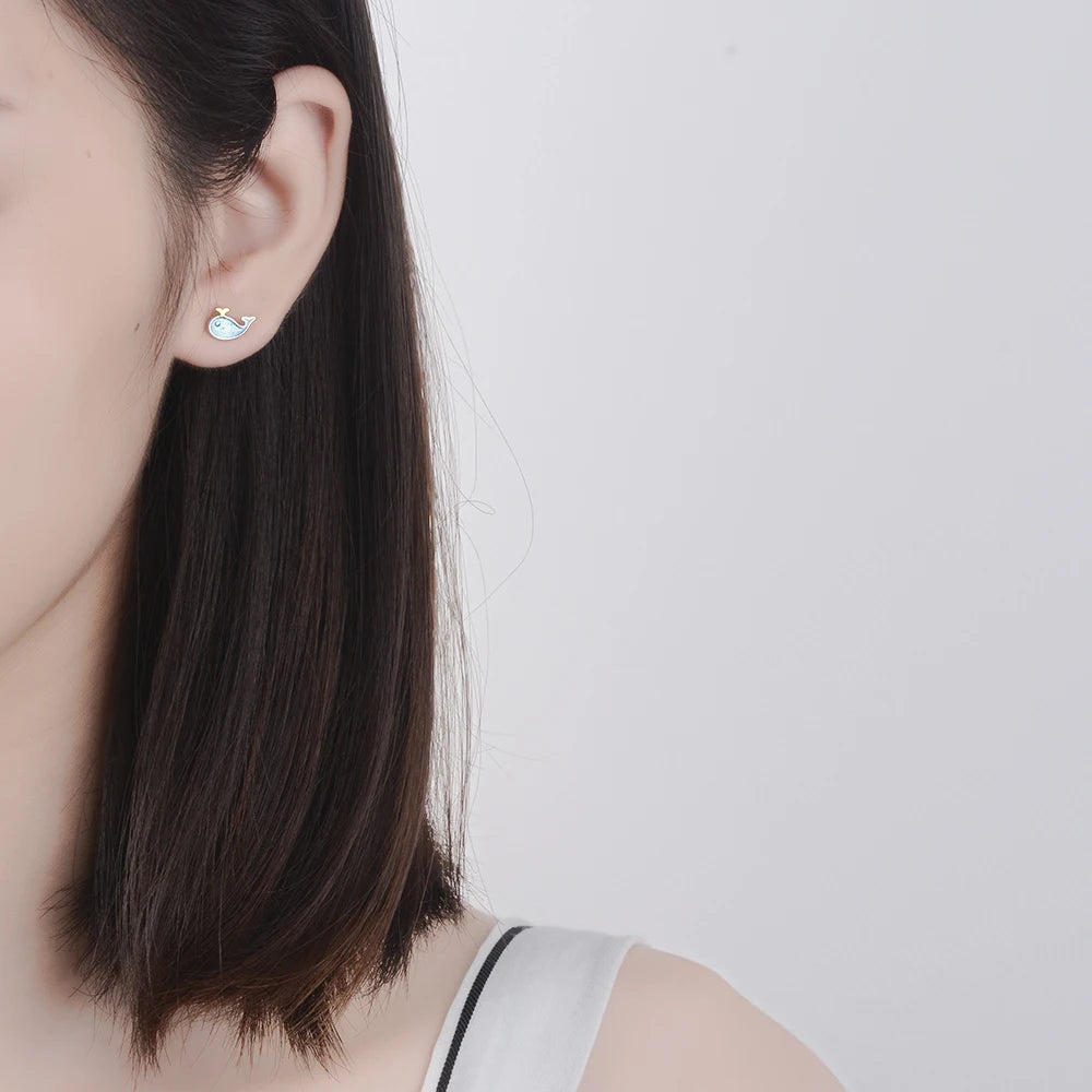 Clou d’oreille en forme de baleine bleu pour fille
