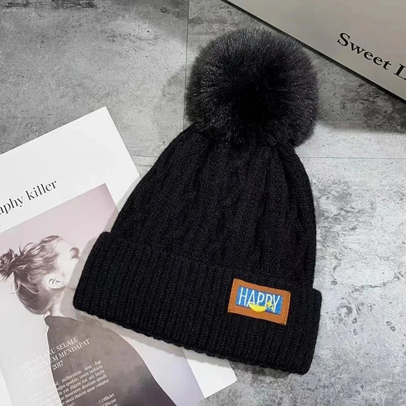 Bonnet en tricot avec un pompon en fourrure