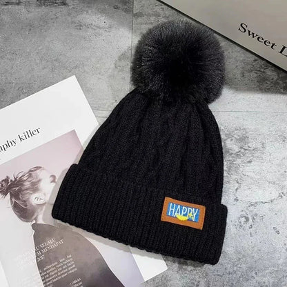 Bonnet en tricot avec un pompon en fourrure