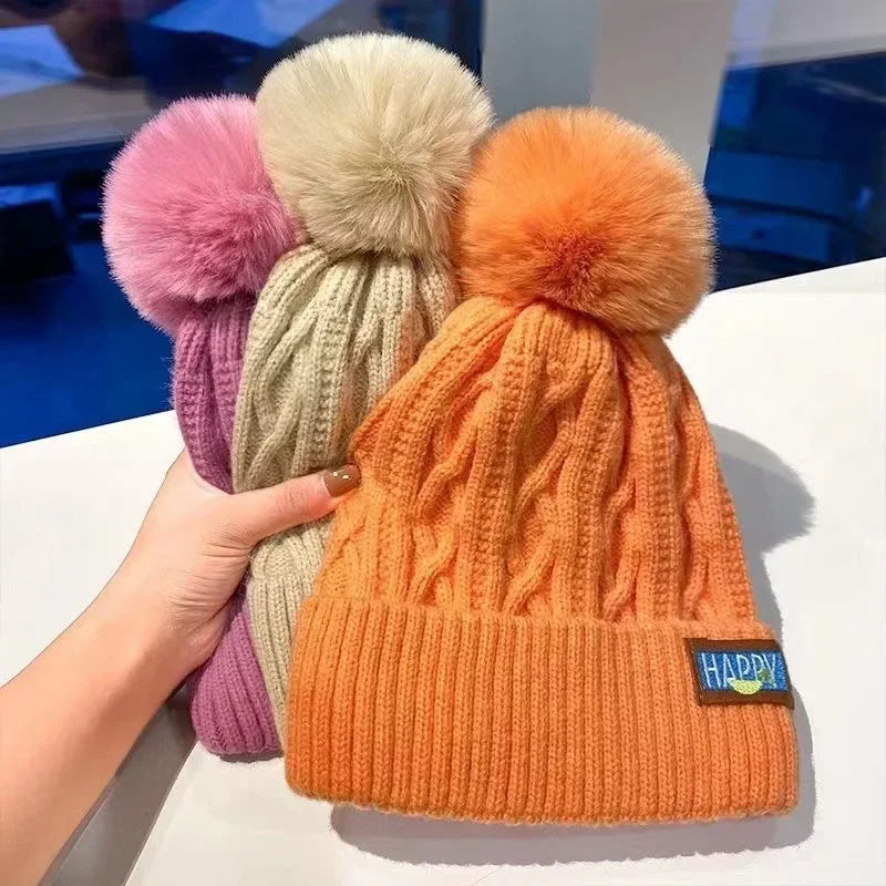 Bonnet en tricot avec un pompon en fourrure