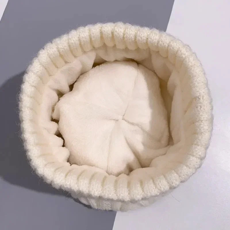 Bonnet en tricot avec un pompon en fourrure