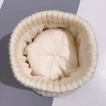 Bonnet en tricot avec un pompon en fourrure