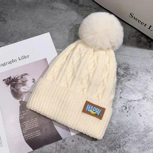 Bonnet en tricot avec un pompon en fourrure