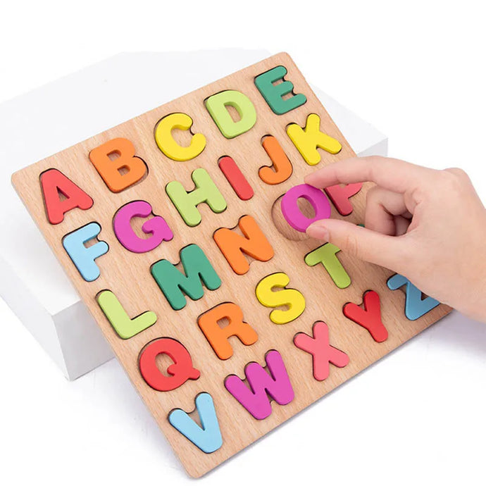 Planche de bois avec puzzle coloré alphabet et chiffre