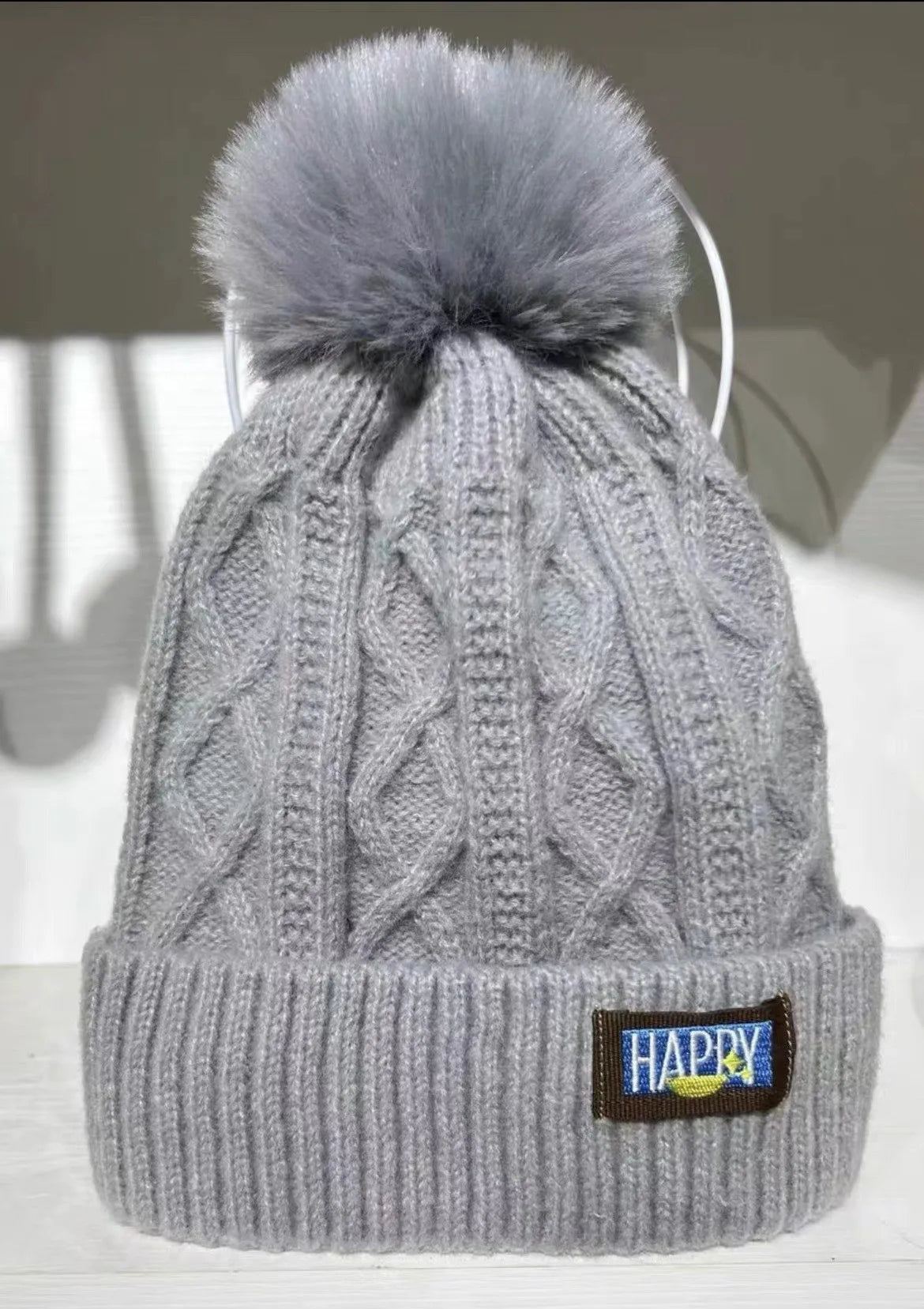 Bonnet en tricot avec un pompon en fourrure