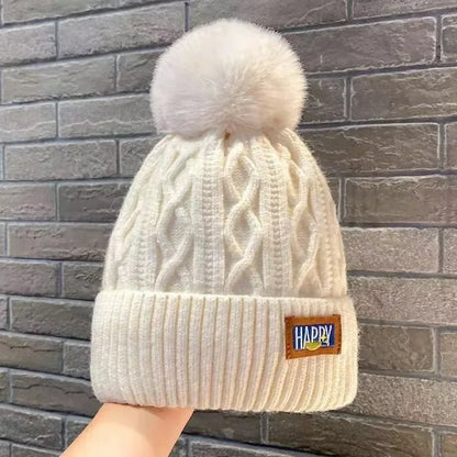 Bonnet en tricot avec un pompon en fourrure