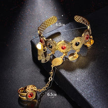 Bracelet et bague reliés par une chaîne pour petite fille