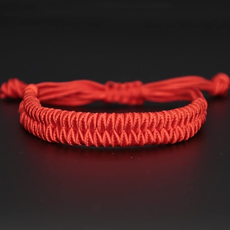 Bracelet en corde rouge tressée à la main