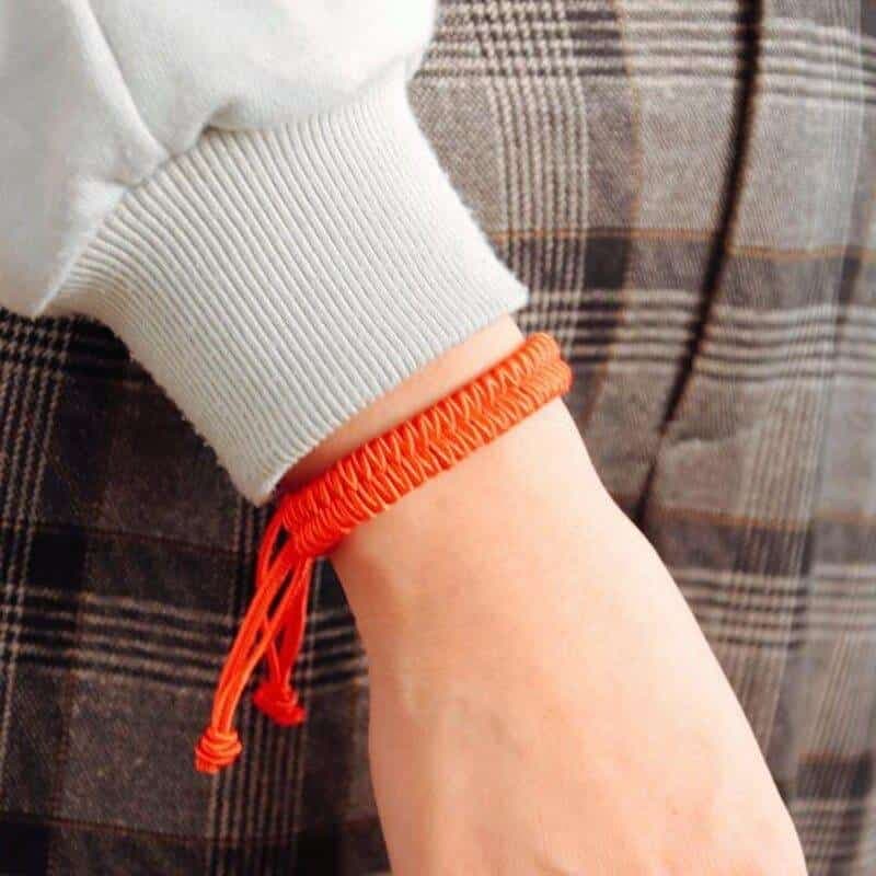 Bracelet en corde rouge tressée à la main