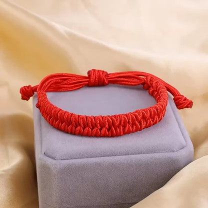 Bracelet en corde rouge tressée à la main