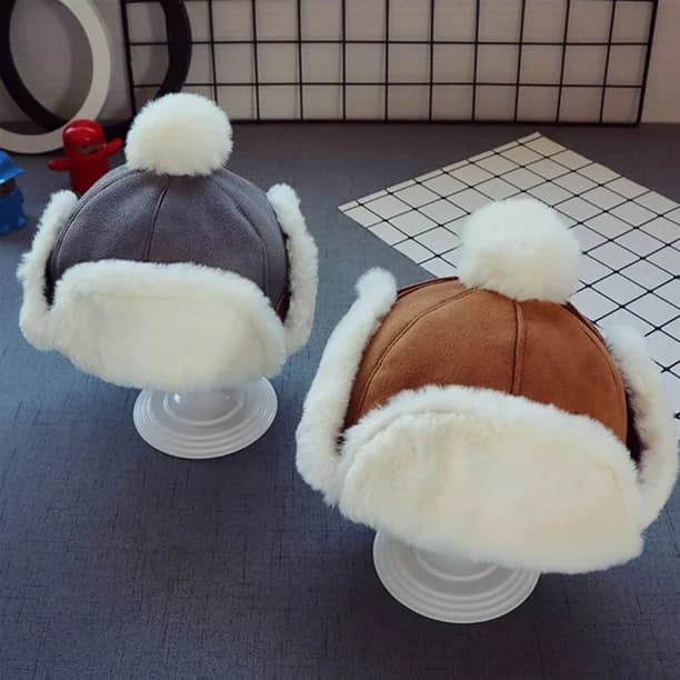 Cagoule bonnet avec protège oreille et pompon